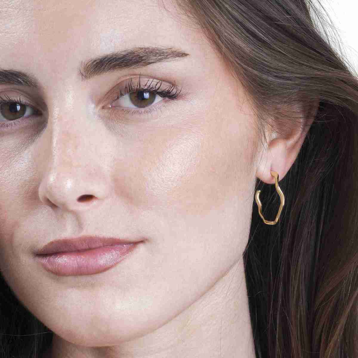 Pendientes de aro irregular plata de ley con baño de oro 18k