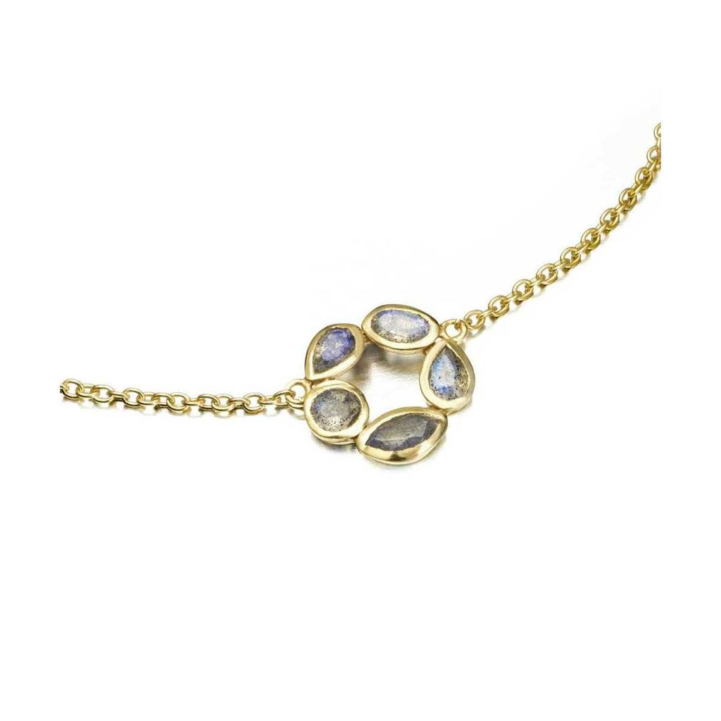 Collar de cadena de oro con gemas.